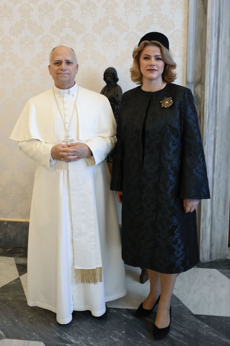 EvikaSilina's tweet image. Man bija liels gods gan kā svētceļniecei, gan kā valdības vadītājai tikties ar Viņa Svētību pāvestu Leonu XIV, pārstāvot Latviju šeit, Vatikānā.

Pasniedzu Viņa Svētībai īpašu dāvanu no Latvijas: Nīcas–Bārtas tautastērpa etnogrāfisko vainagu un Džemmas Skulmes gleznas “Mantojums.…