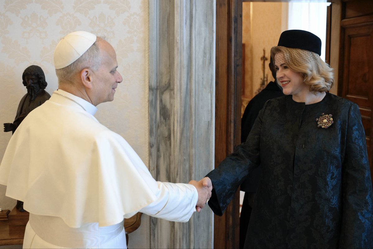 EvikaSilina's tweet image. Man bija liels gods gan kā svētceļniecei, gan kā valdības vadītājai tikties ar Viņa Svētību pāvestu Leonu XIV, pārstāvot Latviju šeit, Vatikānā.

Pasniedzu Viņa Svētībai īpašu dāvanu no Latvijas: Nīcas–Bārtas tautastērpa etnogrāfisko vainagu un Džemmas Skulmes gleznas “Mantojums.…