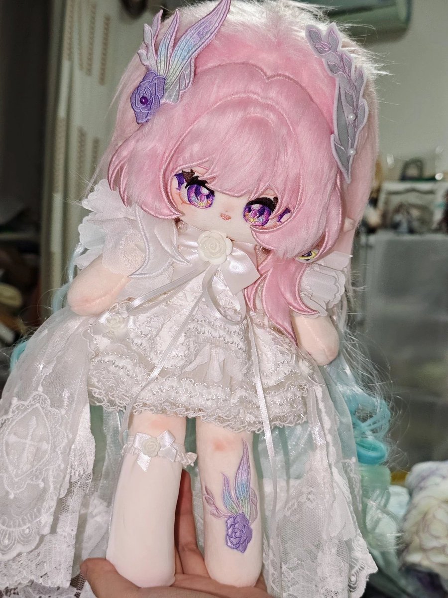 [🇮🇩GO] 

HSR Cyrene 30 cm doll - Peach Blossom 🌸

💰 Doll - IDR 525k || DP 395k || $38,5 ea
🔅 Skeleton - IDR 55k || $5 [add on]
🔅 Feather - IDR 35k || $3 [add on]
🧸 size 30 cm • naked doll only
✅ est shipping ems + tax [bersih]
🌐 shipping worldwide 🆗
🚛 Shipped from
