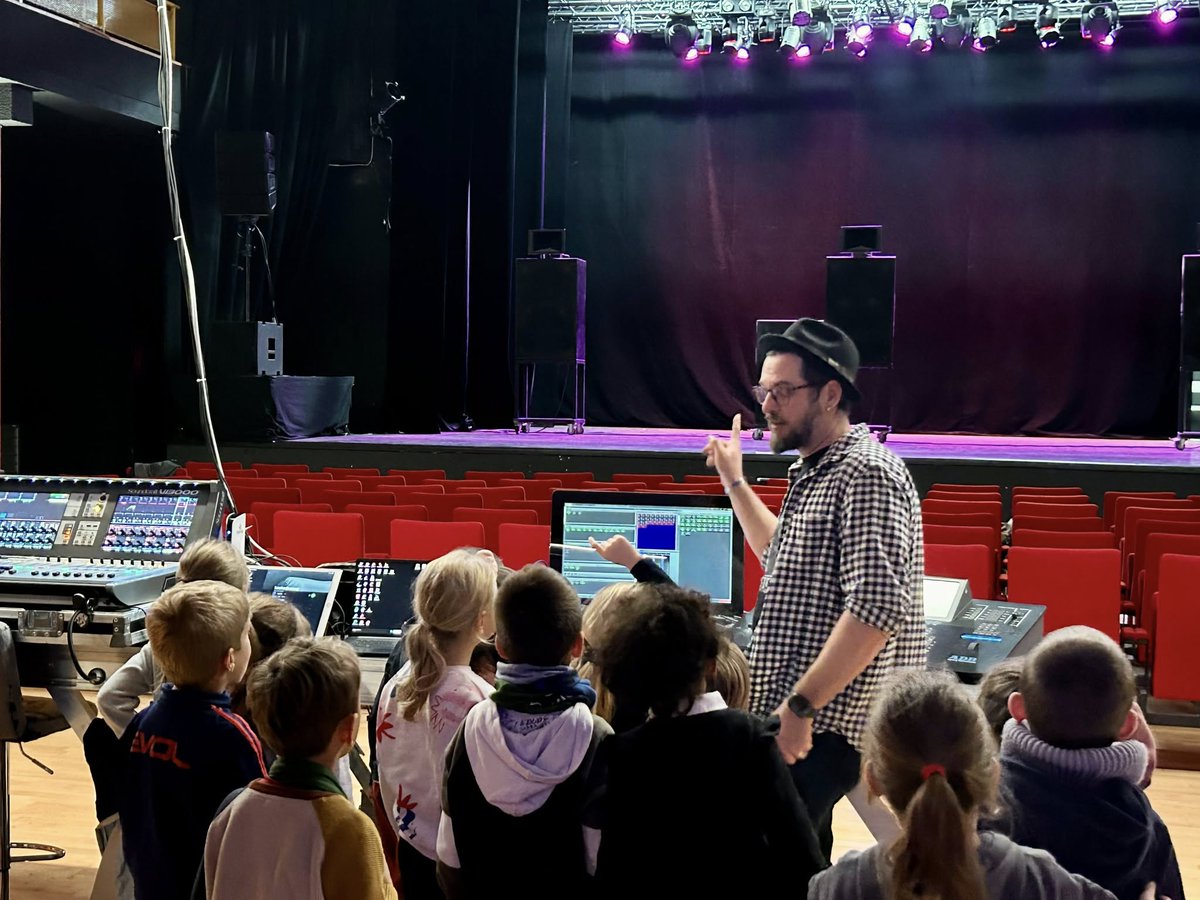 Mardi dernier, les élèves de l’école Raymond Gimel sont venus visiter le centre culturel La Fabrique ! L’occasion de découvrir le lieu et ses activités mais également de se familiariser avec les métiers et le monde du spectacle dans le cadre de leur projet théâtre 🎭#culture