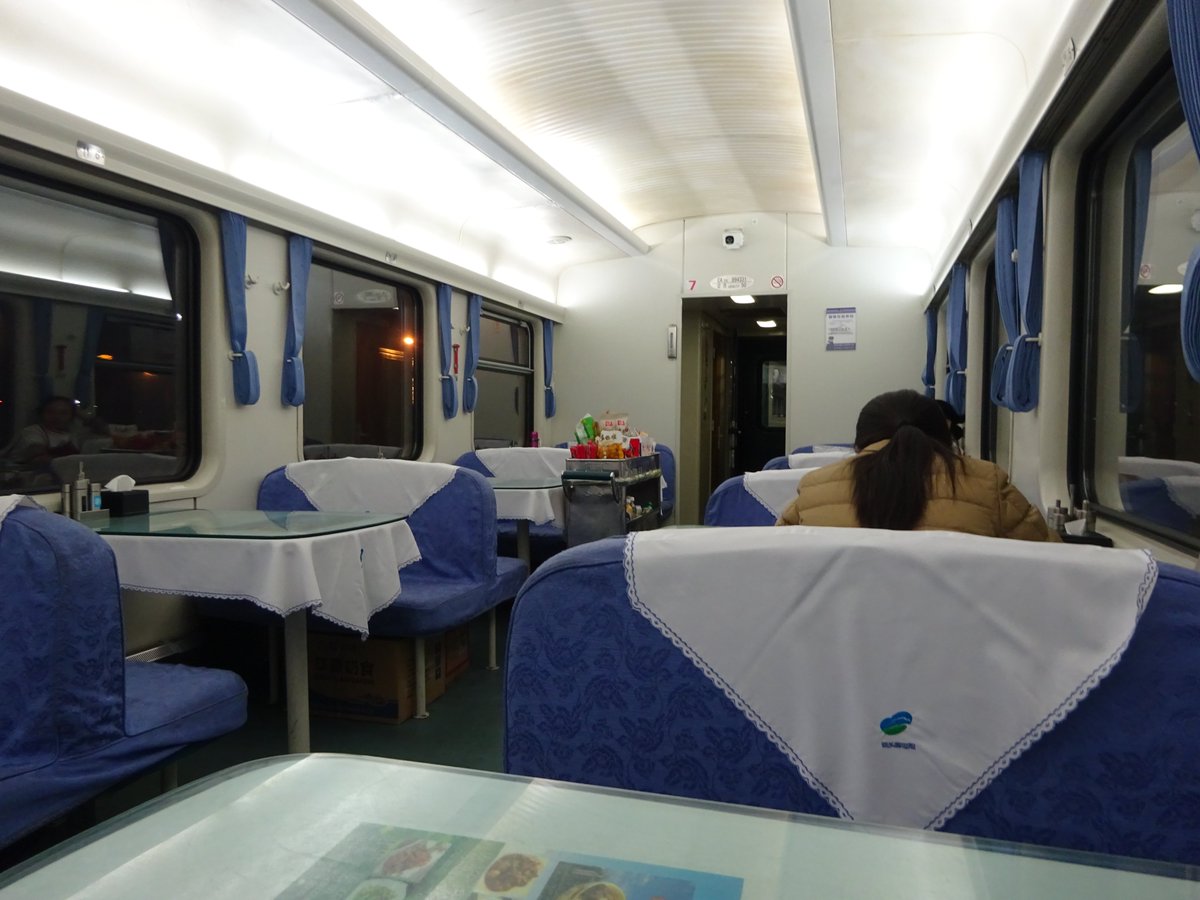 theatsblog's tweet image. 今回の旅行で呼和浩特～北京豊台にて乗ったK598次。
内モンゴルから南方の大都会までのロングラン列車。
私が乗った客車は硬臥の下段にもコンセントがあり、トイレもタンク付きで停車中で使用可能のそこそこ上質？な車両だった。