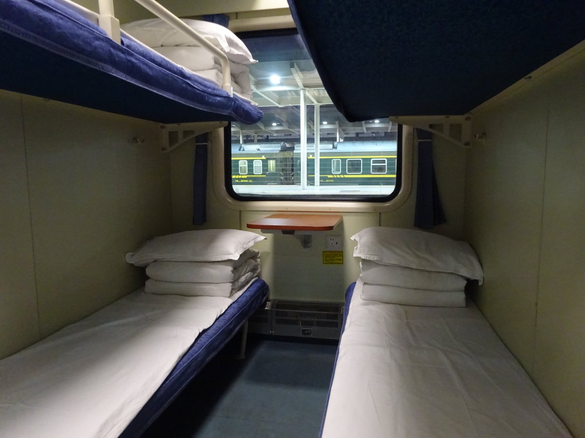 theatsblog's tweet image. 今回の旅行で呼和浩特～北京豊台にて乗ったK598次。
内モンゴルから南方の大都会までのロングラン列車。
私が乗った客車は硬臥の下段にもコンセントがあり、トイレもタンク付きで停車中で使用可能のそこそこ上質？な車両だった。