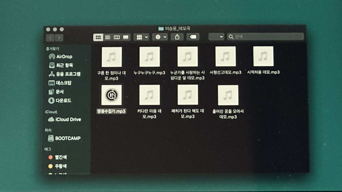 <듣보인간의 생존신고>에 잠깐 나왔던 승윤의 데모곡 폴더 속 폐허 파일이 생각나구요 . .