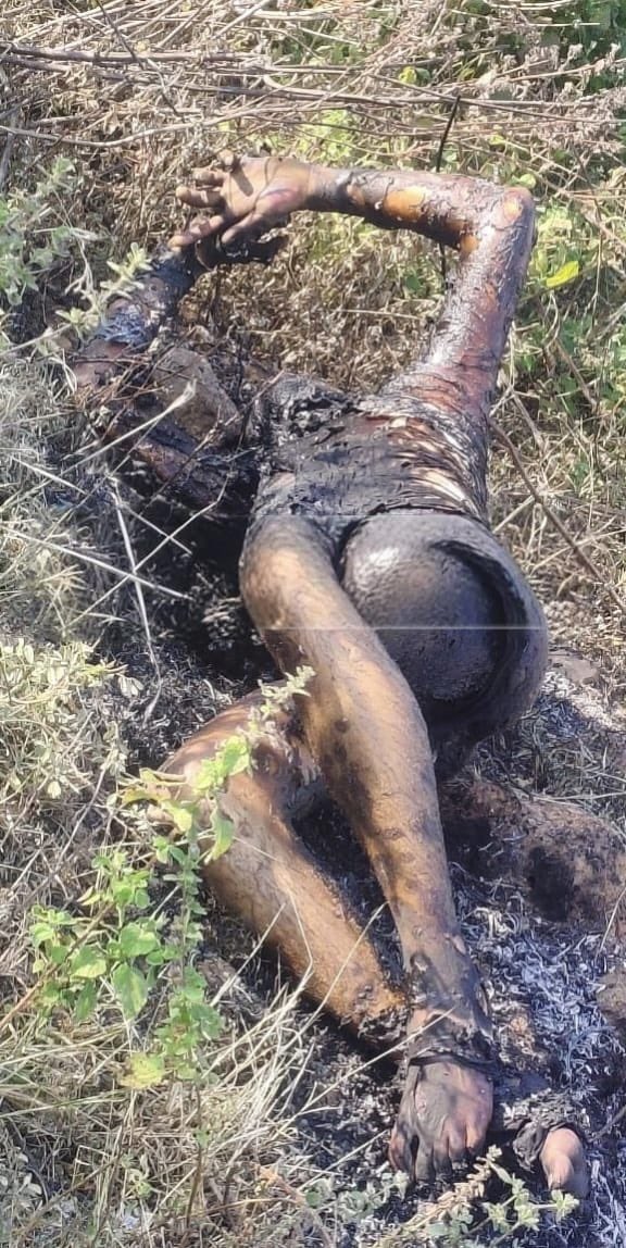 RSPraveenSwaero's tweet image. పేదలను కమాండోలుగా మార్చండి.

ఈరోజు షాద్ నగర్ లో ఇటీవల దారుణ హత్యకు గురైన ఎర్ర రాజశేఖర్ కుటుంబాన్ని పరామర్శించాను. బాధితుని తండ్రి మల్లేష్ 103 డిగ్రీల జ్వరంతో బాధపడుతూ,శిథిలావస్థకు చేరిన ఇంట్లో బతుకుతూ న్యాయం కోసం ఎదురుచూస్తున్నారు.

షాద్ నగర్ లో ఎస్సీ యువకుడు ఎర్ర రాజశేఖర్ దారుణ…