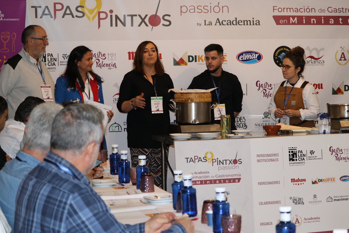 PalenciaAyto's tweet image. La alcaldesa @mndres inaugura la V edición #TapasPintxosPassion, jornada de #formación para #hosteleros de #Palencia, donde se fusionan la #técnicaculinaria, la #innovación y la #estrategia para seguir impulsando la #gastronomíalocal. @ADLPalencia
aytopalencia.es/noticia/la-hos…