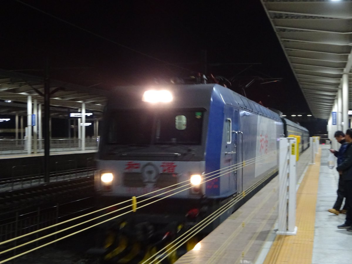 theatsblog's tweet image. 今回の旅行で呼和浩特～北京豊台にて乗ったK598次。
内モンゴルから南方の大都会までのロングラン列車。
私が乗った客車は硬臥の下段にもコンセントがあり、トイレもタンク付きで停車中で使用可能のそこそこ上質？な車両だった。