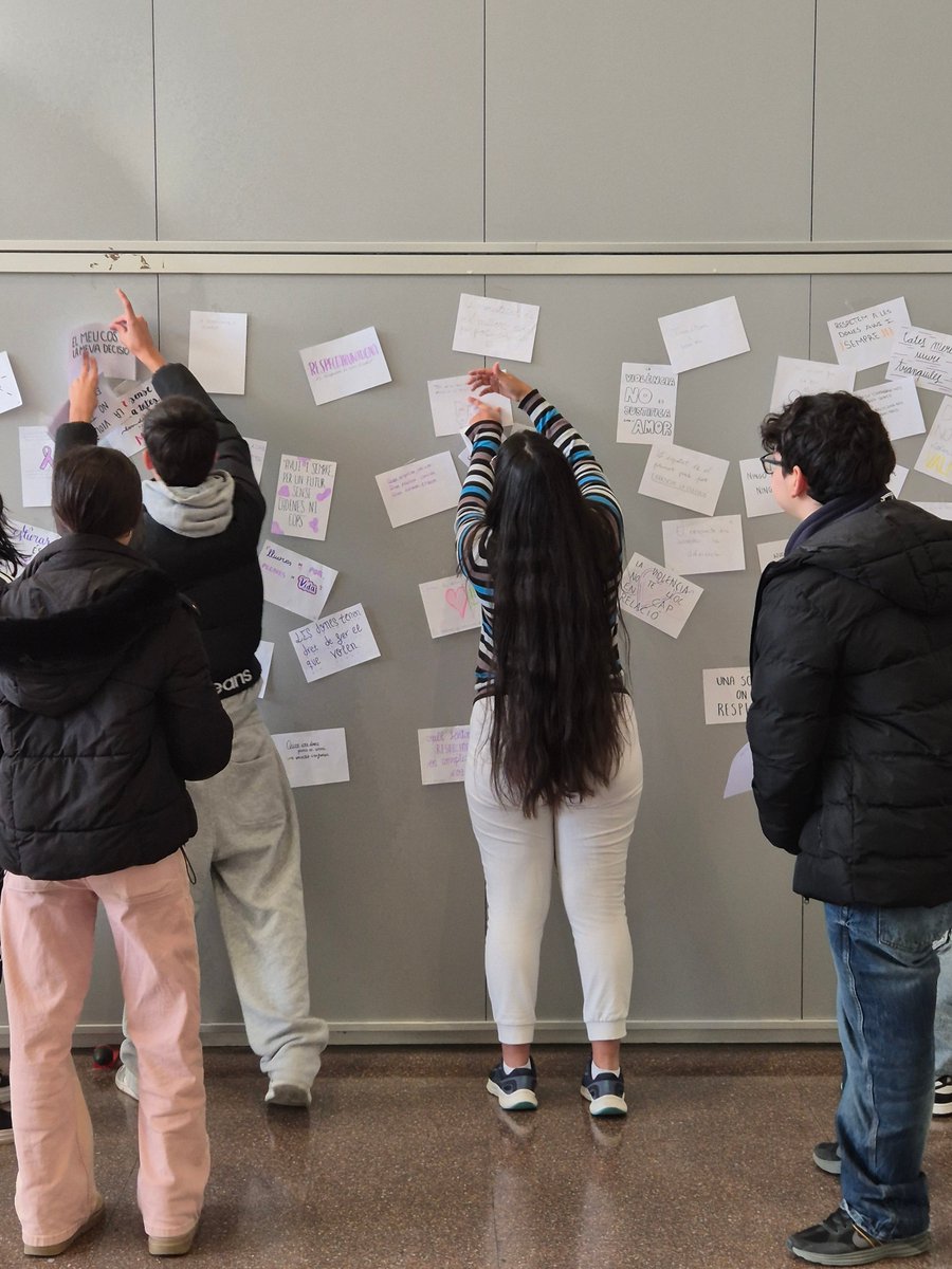 SalaNeusCatala's tweet photo. Compartim imatges de l’activitat conjunta realitzada avui a la Biblioteca Mestre Martí Tauler entre els instituts rubinencs, #edRA i la Sala Neus Català,  junts per erradicar el 25N; és el testimoni del treball conjunt i del compromís col·lectiu.

#SalaNeusCatalà #Comunicacio https://t.co/ENmBCuOnxO