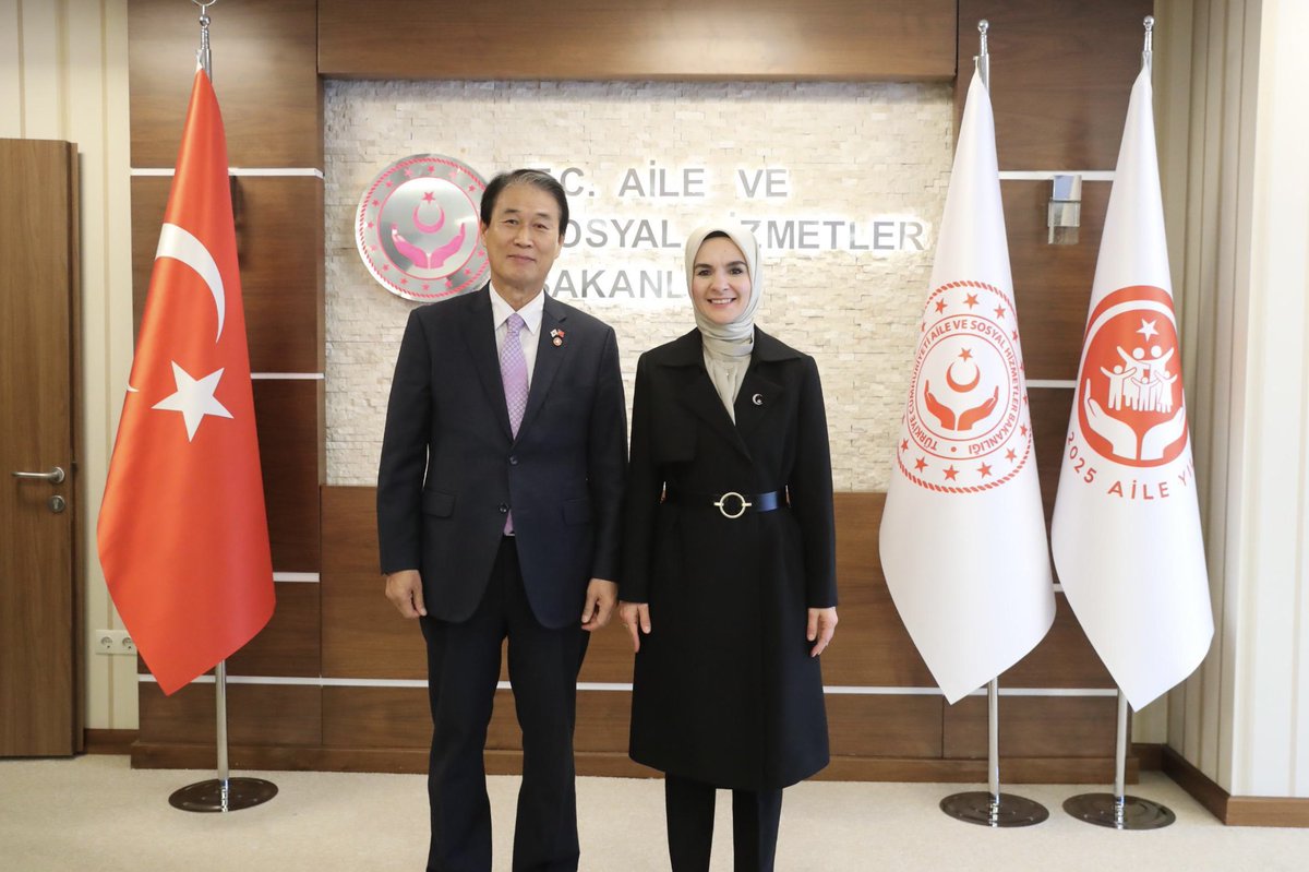 Güney Kore Vatanseverler ve Gazi İşleri Bakanı Sn. Kwon Oheul ve beraberindeki heyet ile birlikte Bakanlığımızda bir araya geldik.

Görüşmemizde, gazi ve gazi yakınlarına yönelik sosyal politikalar üzerine tecrübe ve bilgi paylaşımında bulunduk.

Ülkelerimiz arasındaki tarihi