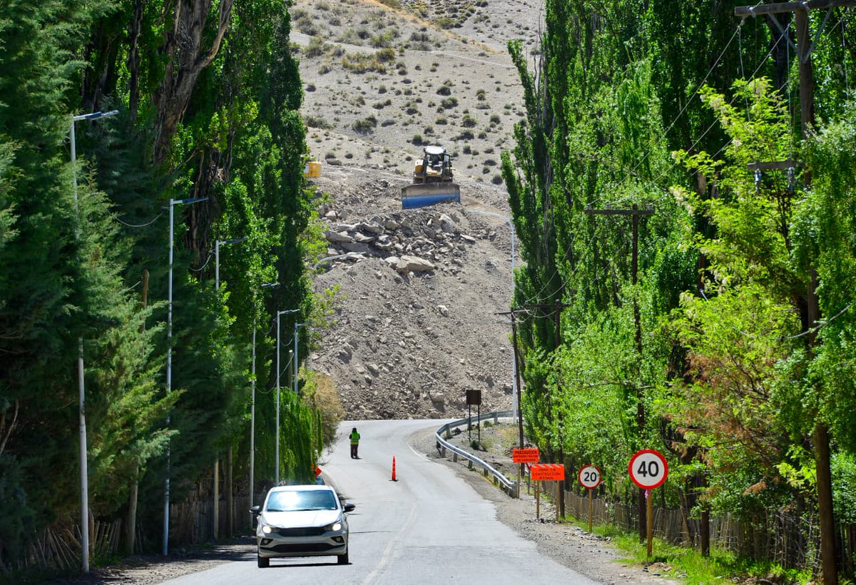 Rolo_Figueroa's tweet photo. RESTAURAMOS UNA CONEXIÓN CLAVE PARA EL ALTO NEUQUÉN

Estamos dando los últimos pasos para rehabilitar el tránsito en la Ruta 43, después de un derrumbe que afectó profundamente la vida de nuestras comunidades del Alto Neuquén. Esta obra muestra nuestra decisión política de recuperar la seguridad y la conexión en un punto estratégico de la región.

Con el aporte del Ejército y el trabajo de la @dpvneuquen, avanzamos con planificación y compromiso. Pronto volveremos a tener una ruta segura, esencial para la actividad diaria, la producción y la integración del norte provincial