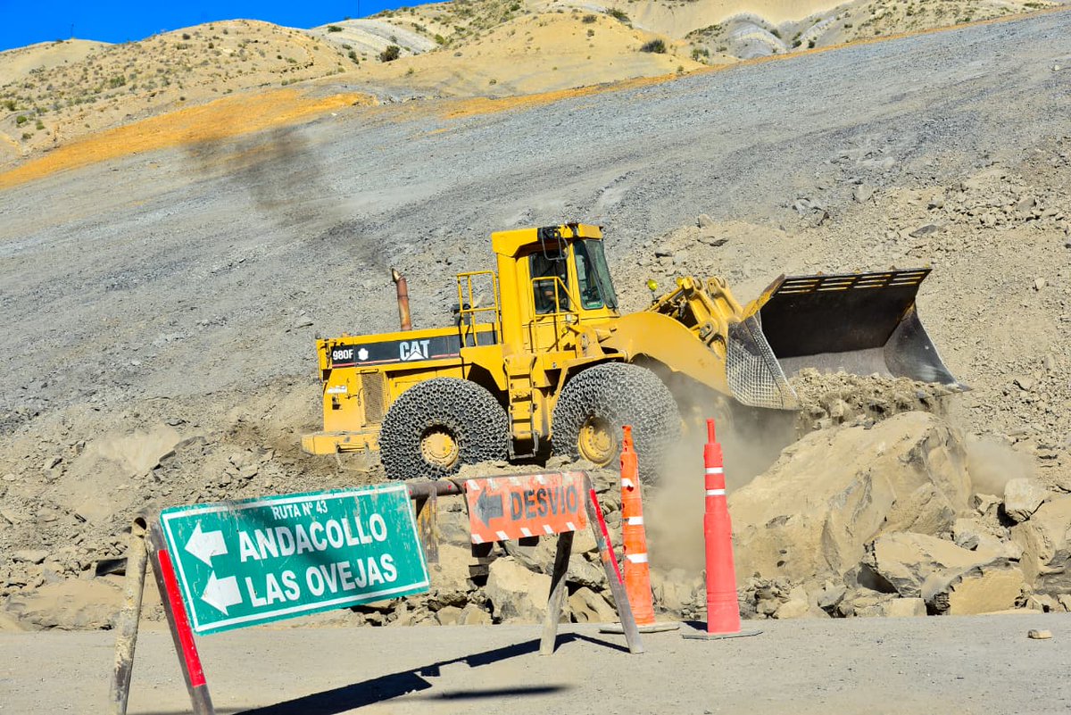 Rolo_Figueroa's tweet photo. RESTAURAMOS UNA CONEXIÓN CLAVE PARA EL ALTO NEUQUÉN

Estamos dando los últimos pasos para rehabilitar el tránsito en la Ruta 43, después de un derrumbe que afectó profundamente la vida de nuestras comunidades del Alto Neuquén. Esta obra muestra nuestra decisión política de recuperar la seguridad y la conexión en un punto estratégico de la región.

Con el aporte del Ejército y el trabajo de la @dpvneuquen, avanzamos con planificación y compromiso. Pronto volveremos a tener una ruta segura, esencial para la actividad diaria, la producción y la integración del norte provincial