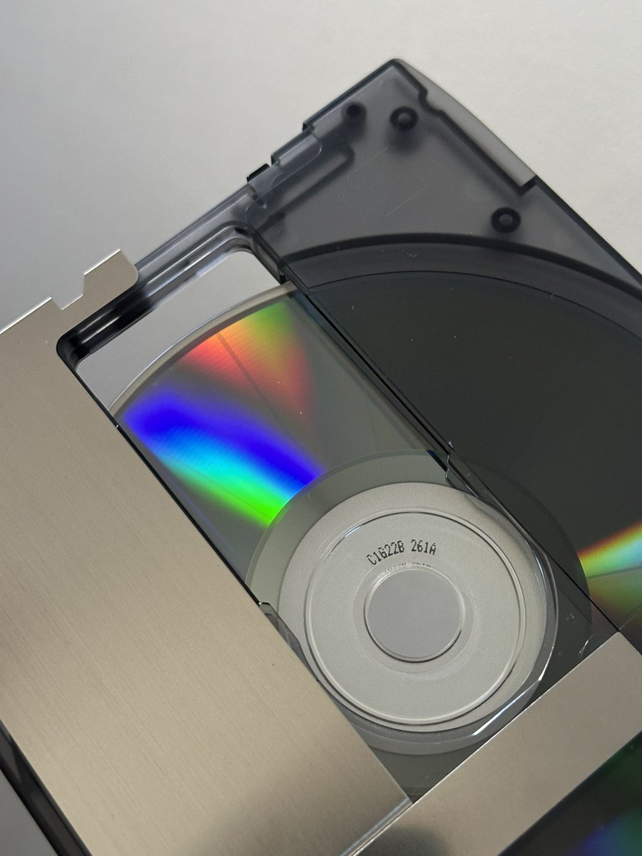 oldpc_love's tweet image. おっとOptical DiscではなくOptical Diskだった。HDDの方がオプションなのはびっくりだけど当時の雑誌の記事によると学生がOSも含めて丸ごとODで持ち歩く構想だったみたい。
#NeXTcube