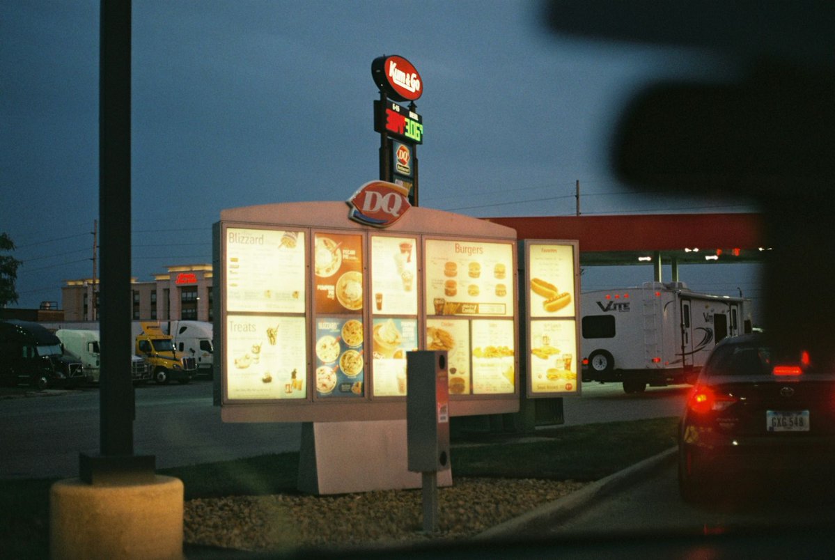 Designerlymag's tweet image. Color influences 93% of decisions! Check out why some #logos work better than others in the #foodindustry. designerly.com/what-the-5-bes…