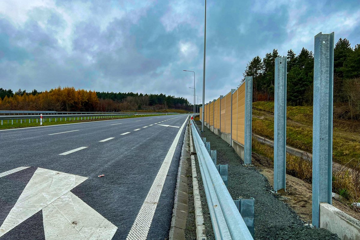GDDKiA_Gdansk's tweet image. 🔜 Ułożyliśmy już ponad 500 tys. ton masy bitumicznej, wykonaliśmy ponad 20 tys. m² oznakowania poziomego i do tego ok. 60 tys. m barier ochronnych. Powoli finiszujemy na drugim odc. #S7🛣️ Obwodnicy Metropolii Trójmiejskiej (Żukowo-w. Gdańsk Płd.) #ŁączymyPolskę #FunduszeUE🇪🇺