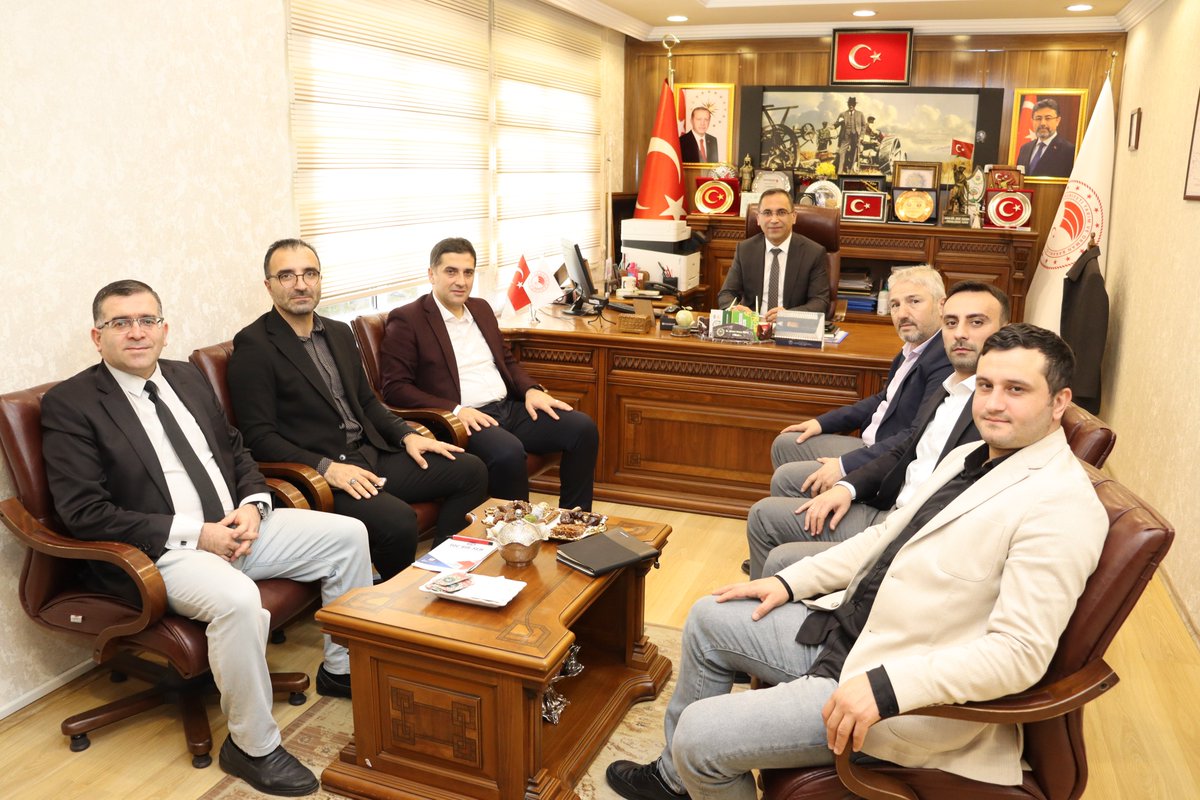 Toç Bir-Sen Genel Sekreteri Fatih Kurt ve Genel Başkan Yardımcısı Ayhan Akdeniz, beraberindeki heyet ile birlikte İl Müdürümüz Dr. Ahmet Mesut Kıraç’ı ziyaret etti.

<a href="/A_KIRAC/">Dr. Ahmet Mesut KIRAÇ</a>