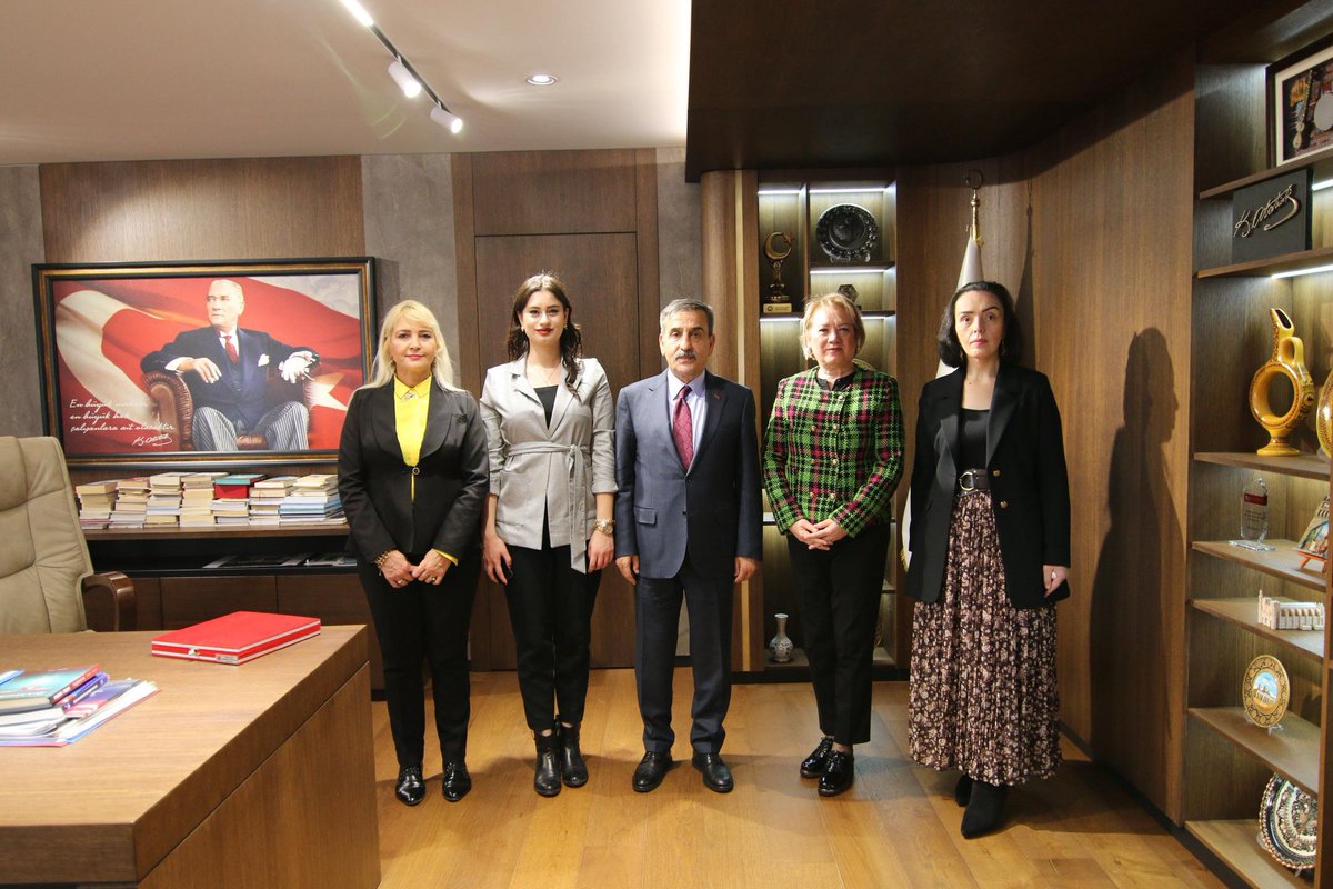 Türk Kadın Hareketi Derneği olarak, Türkiye Kamu-Sen Genel Başkanı Sayın Önder Kahveci'yi makamında ziyaret ettik.Nazik misafirperverlikleri ve hoş sohbetleri için kendilerine teşekkür ederiz.
<a href="/minembayram/">Mine BAYRAM</a> 
<a href="/OnderKahveci/">Önder Kahveci</a>