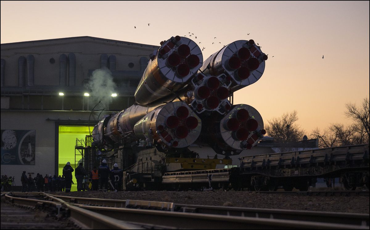nasahqphoto's tweet image. The Soyuz rocket rolled out to the launch pad today in Baikonur, Kazakhstan ahead of the planned November 27th launch of @NASA astronaut Chris Williams and Roscosmos cosmonauts Sergey Kud-Sverchkov and Sergey Mikaev to the @Space_Station. More images: flic.kr/s/aHBqjCBPLA