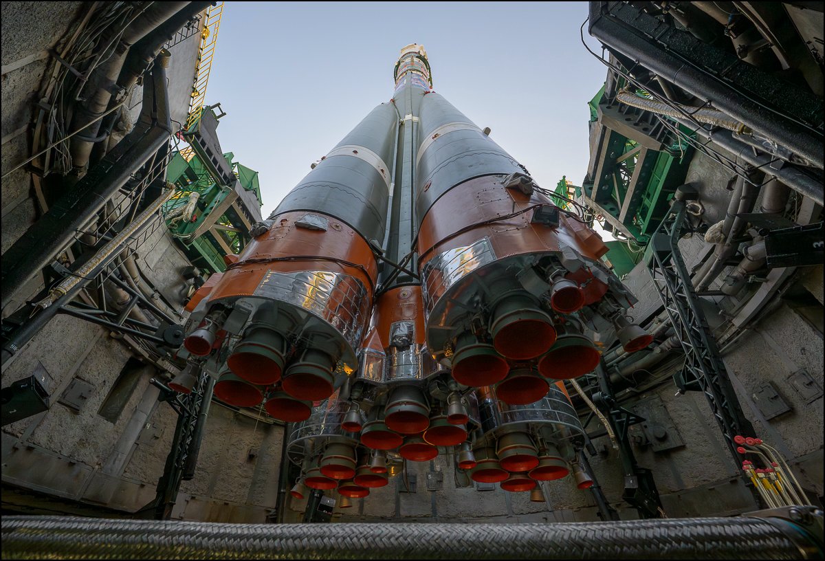 nasahqphoto's tweet image. The Soyuz rocket rolled out to the launch pad today in Baikonur, Kazakhstan ahead of the planned November 27th launch of @NASA astronaut Chris Williams and Roscosmos cosmonauts Sergey Kud-Sverchkov and Sergey Mikaev to the @Space_Station. More images: flic.kr/s/aHBqjCBPLA