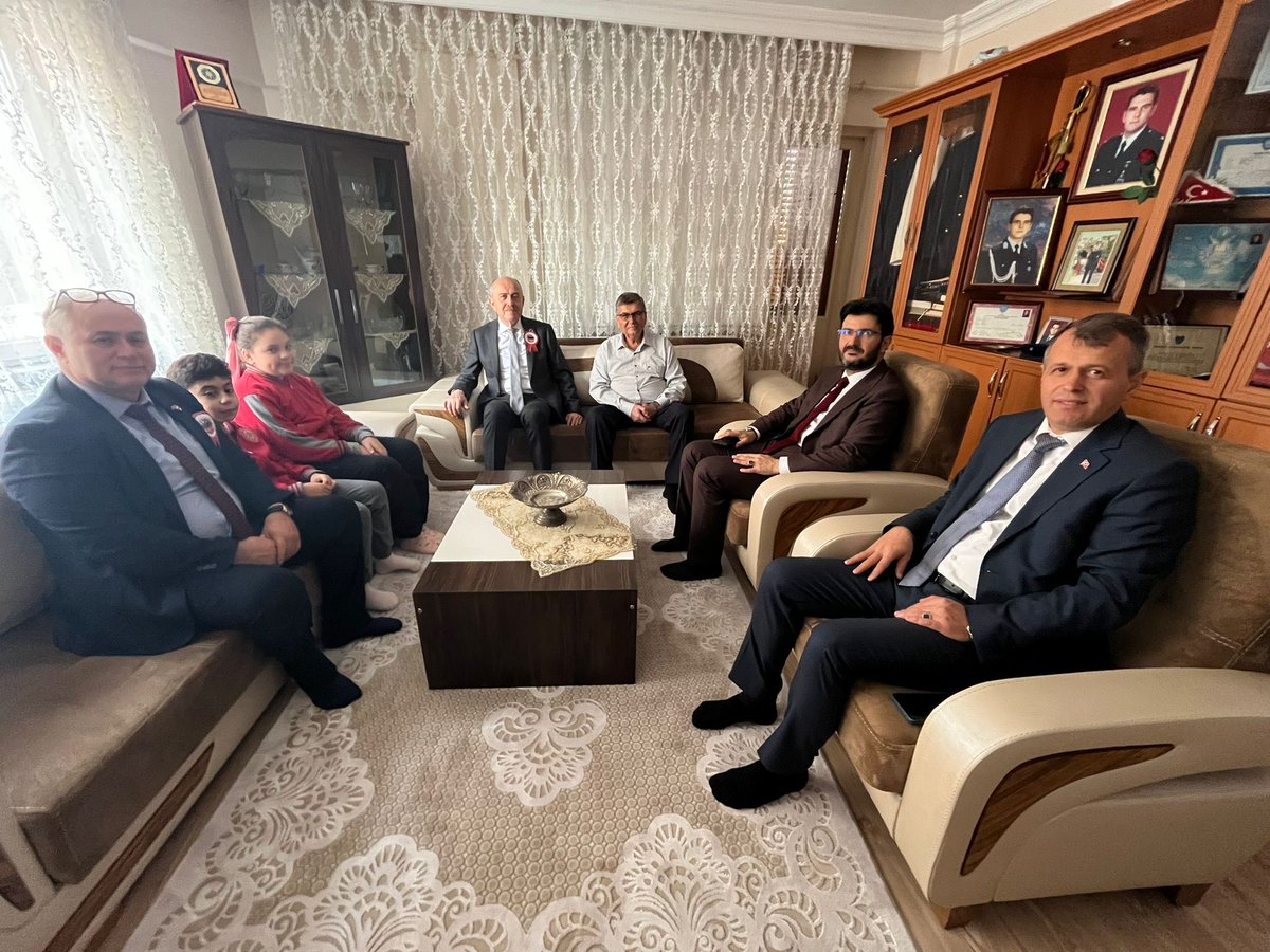 Kaymakamımız Cemalettin YILMAZ, 24 Kasım Öğretmenler Günü kapsamında, ilçemizde uzun yıllar görev yaparak eğitime katkılar sunan değerli öğretmenlerimizi ziyaret ederek günlerini kutladı.