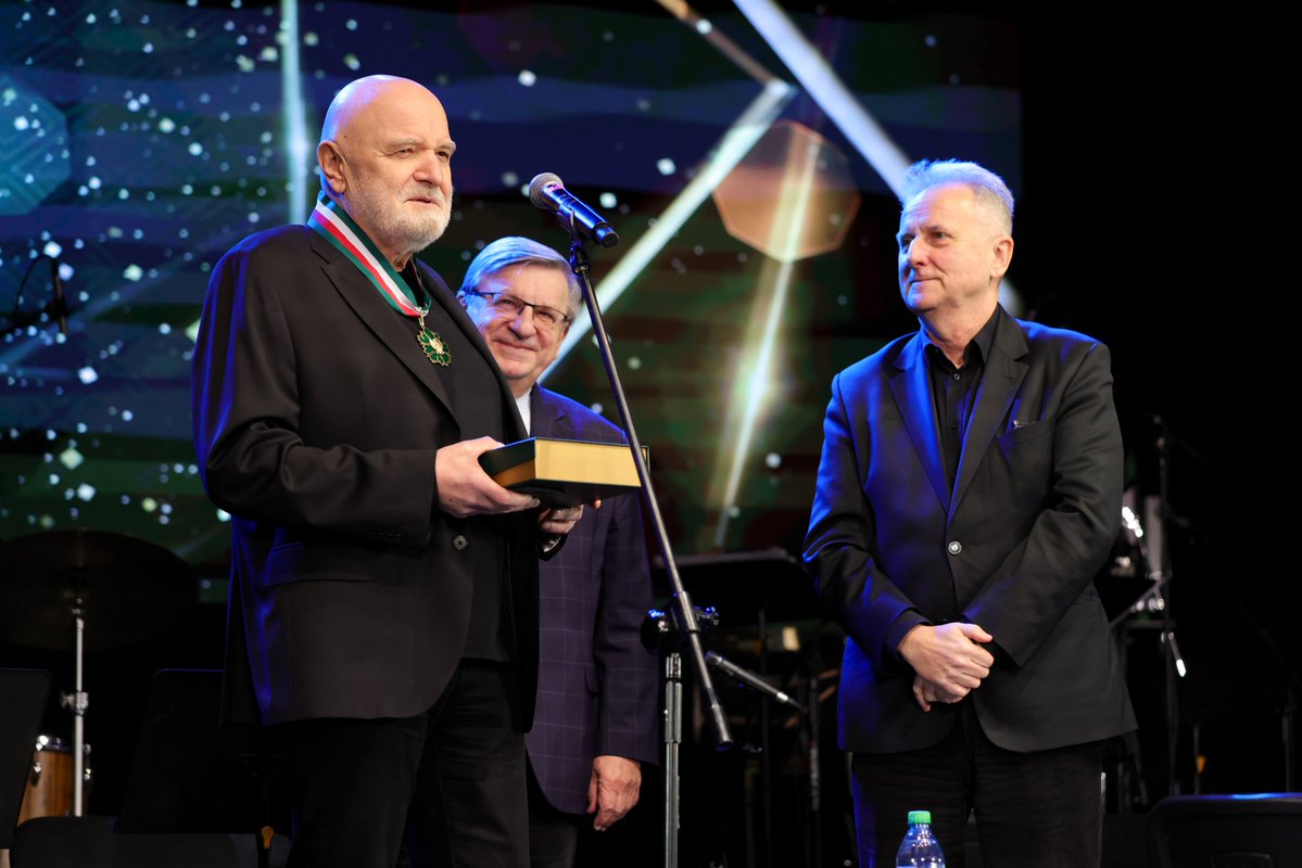 🎨 Czterej wybitni twórcy: <a href="/A_Mleczko/">Andrzej Mleczko</a>  - rysownik i satyryk, Jerzy Moszkowicz - twórca i menadżer kultury, <a href="/henryk_sawka/">Henryk Sawka</a> - rysownik, satyryk i ilustrator oraz Jan Wołek - poeta, autor piosenek, malarz i karykaturzysta zostali uhonorowani przez Martę Cienkowską, ministrę kultury i