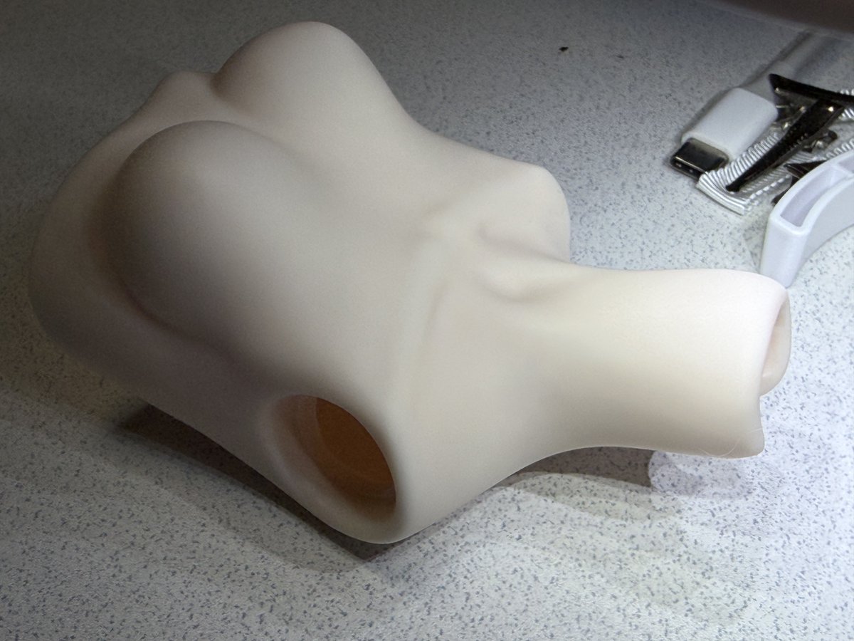 困ったトラブルの1つ「衣装の色移り」

今回依頼があり除去を行いました✍️

キッチンペーパーなどを切った物を用意する⇒エコリムーバーを浸して色移りしてる所へ貼り付け

⇒ジップロックに入れて太陽の当たる場所へ

2週間でほぼ除去。ほんの僅か見えていた物も3週間で消え去りました