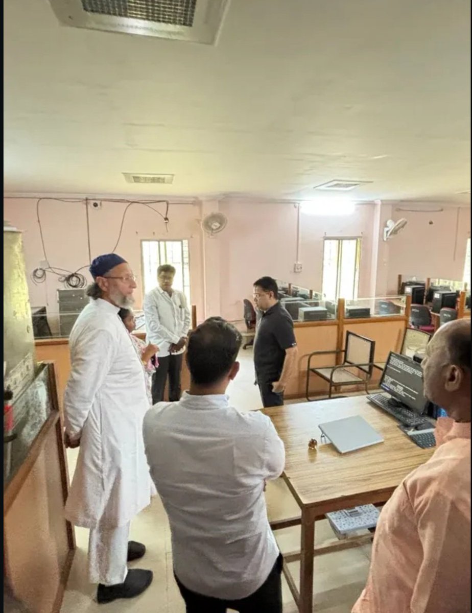 NewsMeter_In's tweet image. #Hyderabad:

@aimim_national President @asadowaisi inspected the Quli Qutub Shah Government #Polytechnic College in Ramnasthpura, Bahadurpura, along with #Bahadurpura MLA Janab Mohd Mubeen Sahab, and the Director of #Foxconn Company.

On this occasion, Foxconn expressed its…