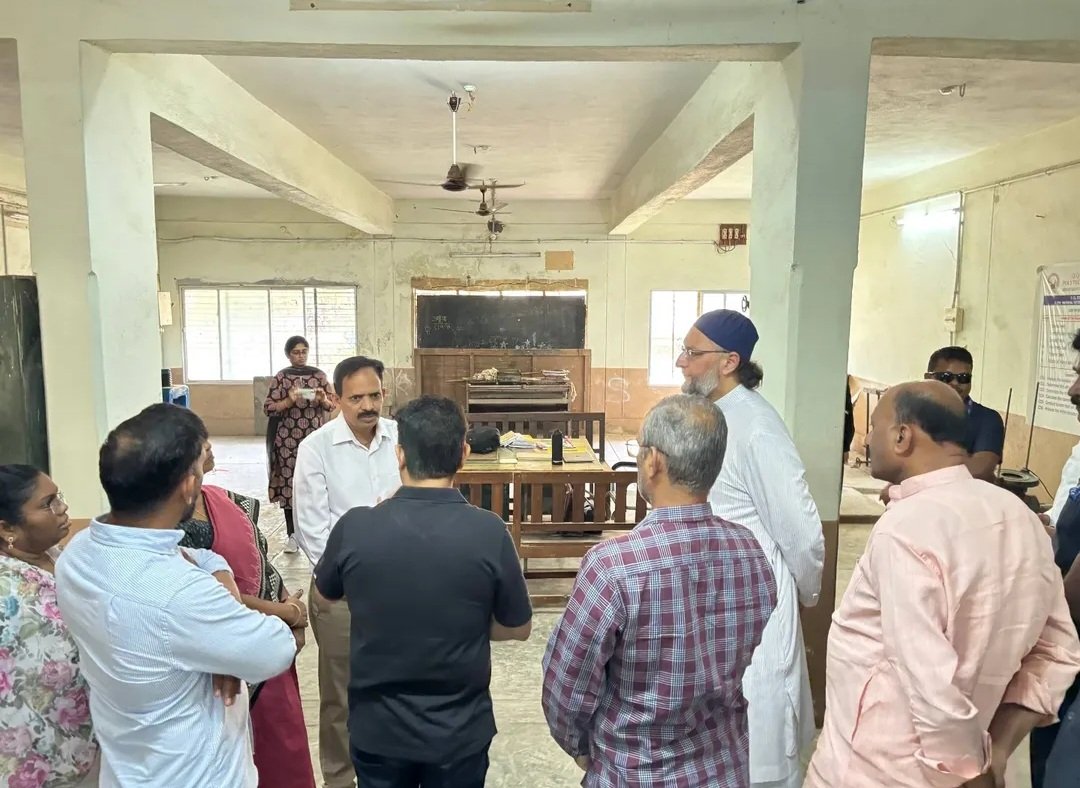 NewsMeter_In's tweet image. #Hyderabad:

@aimim_national President @asadowaisi inspected the Quli Qutub Shah Government #Polytechnic College in Ramnasthpura, Bahadurpura, along with #Bahadurpura MLA Janab Mohd Mubeen Sahab, and the Director of #Foxconn Company.

On this occasion, Foxconn expressed its…