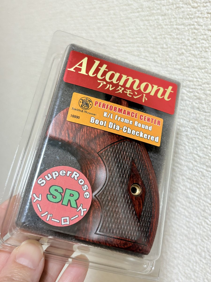 Ikim0n0_25nek0's tweet image. #モデルガンフェア で私は愛銃のM13を黒沼さんにオーダーしたホルスターに入れ身につけていましたが
気付いた方もいらっしゃいましたが
今 #アルタモント のグリップにしてました！お借りしている物なので期間限定な感じ…😅
とにかくいいです！！
細かいこと言わなくても伝わりますよね〜😆