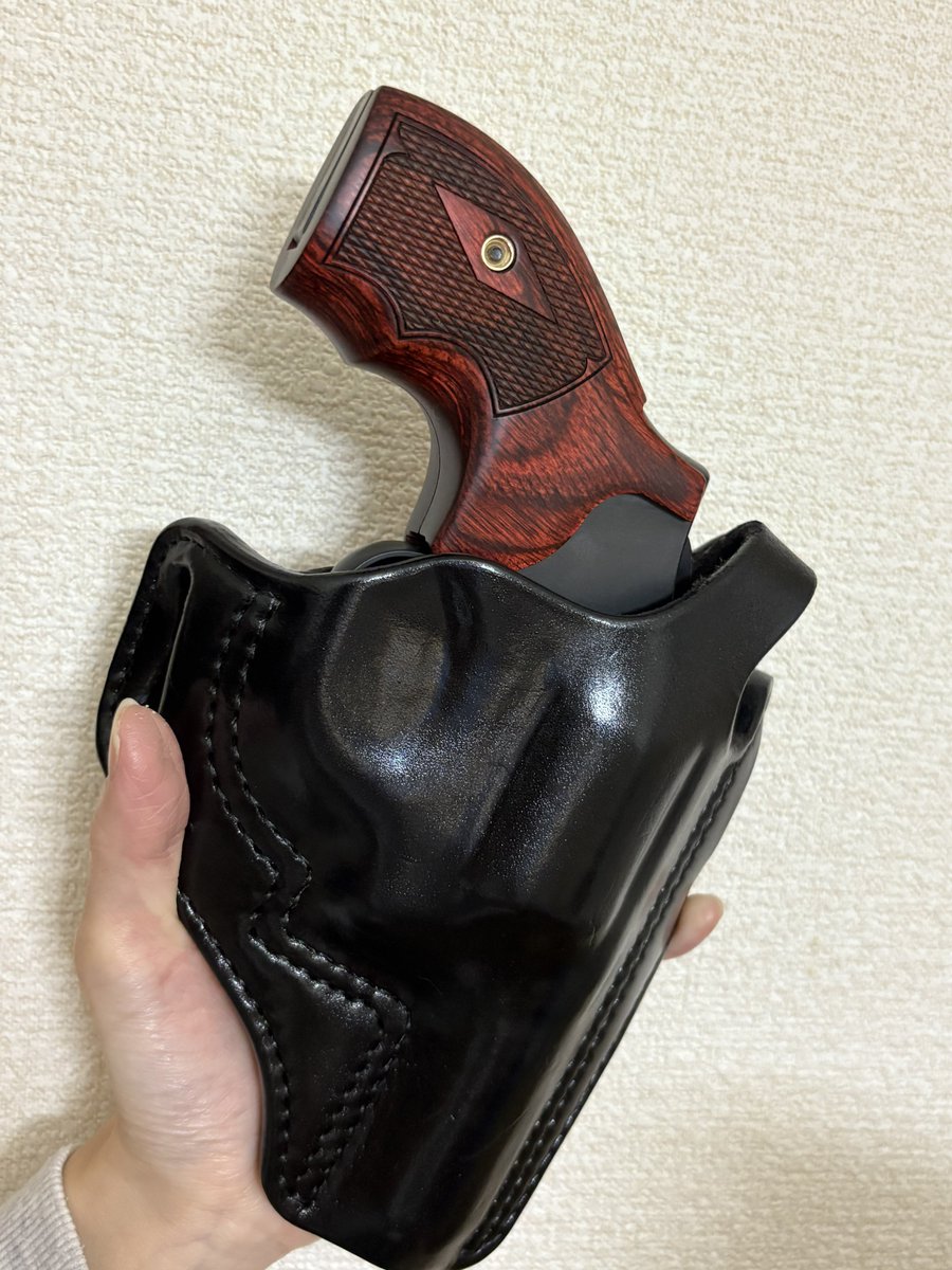 Ikim0n0_25nek0's tweet image. #モデルガンフェア で私は愛銃のM13を黒沼さんにオーダーしたホルスターに入れ身につけていましたが
気付いた方もいらっしゃいましたが
今 #アルタモント のグリップにしてました！お借りしている物なので期間限定な感じ…😅
とにかくいいです！！
細かいこと言わなくても伝わりますよね〜😆