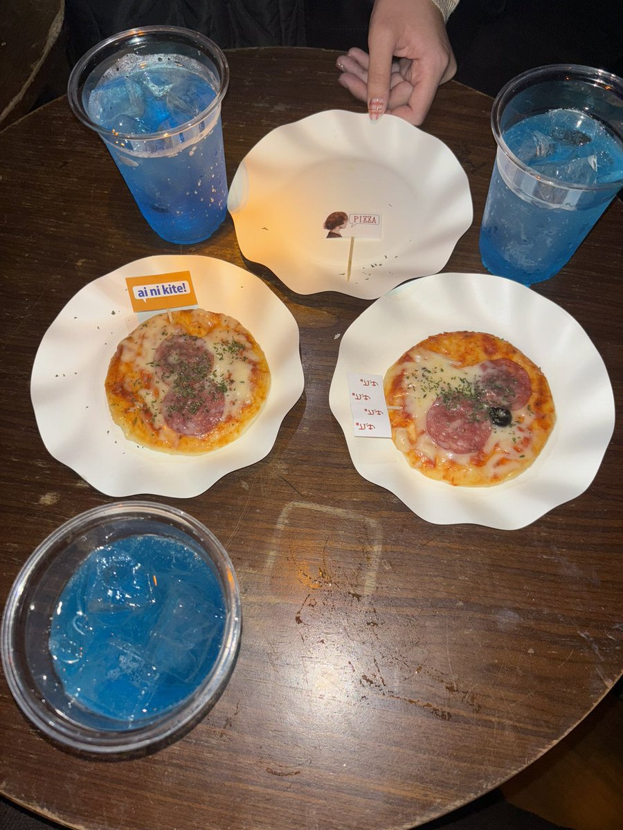 yik__n's tweet photo. みんなでピザ食べて青い飲み物飲んだ https://t.co/lVKyw1TaKe