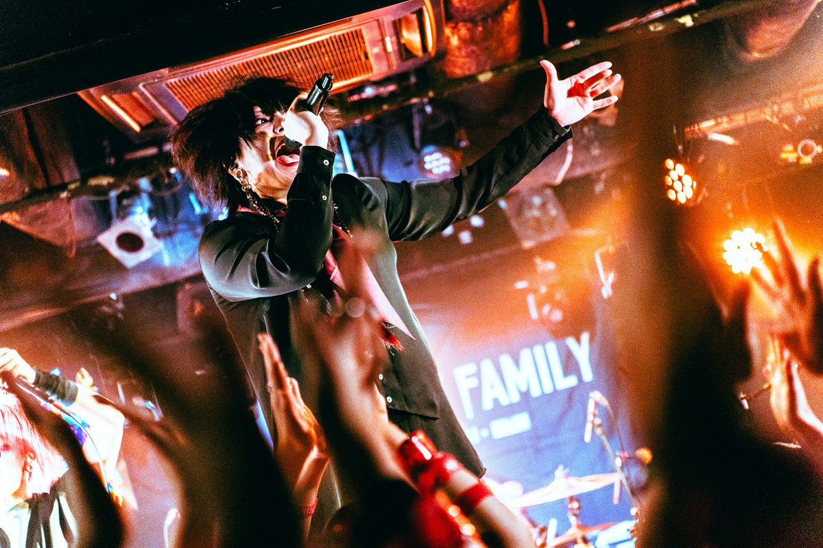 SHIBUYATHEGAME's tweet photo. 【📸ライブレポ📸】
11.24(祝月)
ZEPHYREN × SHIBUYA THE GAME PRESENTS
『In The Family vol.23』
-🔥THE 3MAN SHOW🔥-
🎸夕闇に誘いし漆黒の天使達(@twilight___)
ご出演いただき有難うございました🔥
📸by(@Zig_zag__219249)
#InTheFamily https://t.co/tJZTGOl4zQ