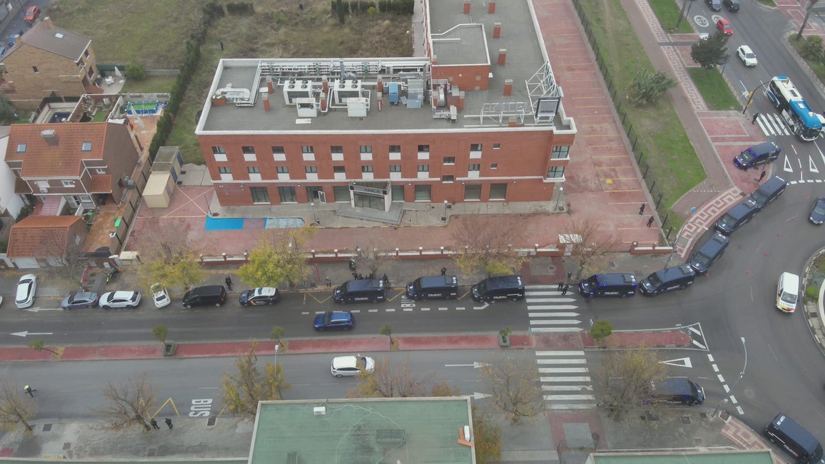 Ramonjurado's tweet image. Desde las 4:00h. una magnífica intervención de @policia , @PoliciaParla de mano de @DGobiernoMadrid y del @AytoParla, ha impedido que se ocupara el antiguo hotel NH en vísperas de su reapertura.

Mi agradecimiento al Delegado del Gobierno, @franmartagui,  y a los Cuerpos y…