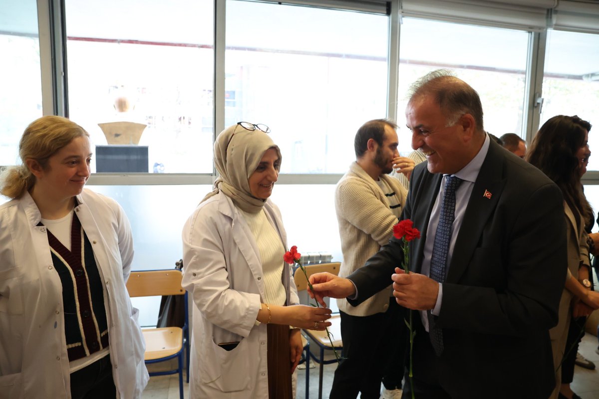 24 Kasım Öğretmenler Günü vesilesiyle, İBB Başkan Vekilimiz Sn. <a href="/nuriaslan_tr/">Nuri Aslan</a> ile birlikte, kendisinin de mezun olduğu Bağcılar Anadolu Lisesi’ni ziyaret ettik ve değerli öğretmenlerimizin Öğretmenler Günü’nü kutladık. 
Ülkemizin her köşesinde çağdaş, pırıl pırıl nesiller