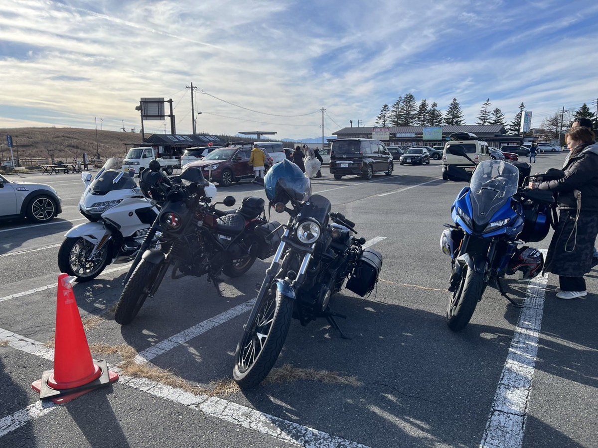 katapi0815's tweet image. 昨日ビーナスラインを走ってきました^ ^
boltとレブルとゴールドウイングとトライアンフのタイガー？でのツーリング
とりあえず諏訪の小作でほうとうを食べてビーナスラインへ
で、定番wのカイザーベルクで一泊