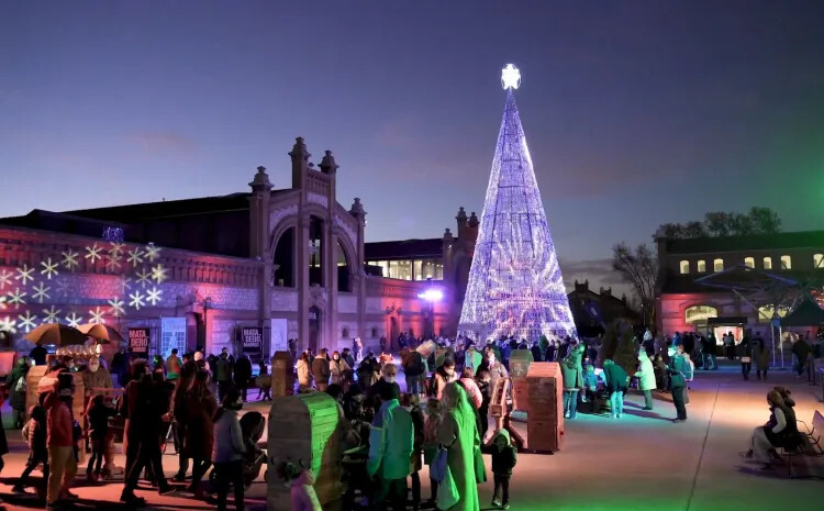 📢Planes para disfrutar de la Navidad 2025-2026 🌠en #Madrid. Consulta los eventos y programa tu agenda:

✨Luces, belenes, espectáculos, talleres navideños, pistas de patinaje, música, cabalgatas de Reyes y mucho más 
👉informate.madrid.es/ehjfu1
#NavidadMadrid2025