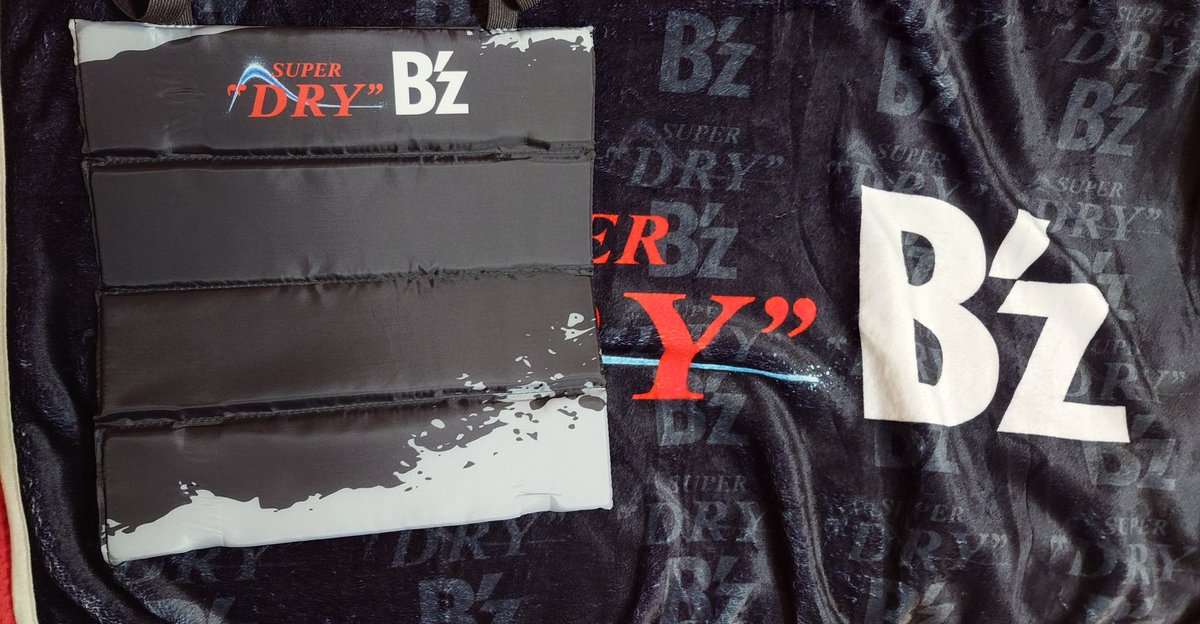 B'z 　アサヒスーパードライ　オリジナルブランケット　クッションの2点セット ブランケットとクッション 揃った。後は ライブ 行くだけだ♬💓 #Bz