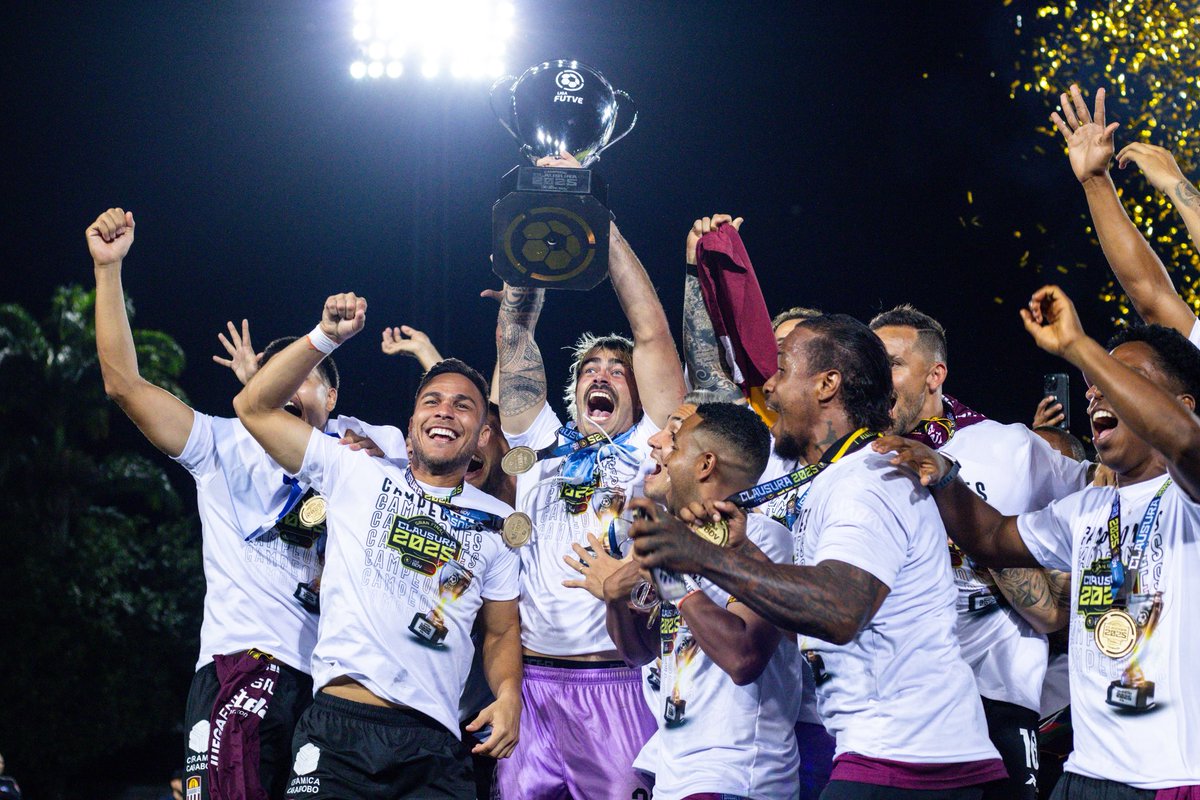 Carabobo_FC's tweet photo. ¡Qué bonito es ser CAMPEÓN! 😁🏆

#MásGranate 🔝
#CaraboboEsGranate 🇱🇻 https://t.co/Wzt5FkupC0