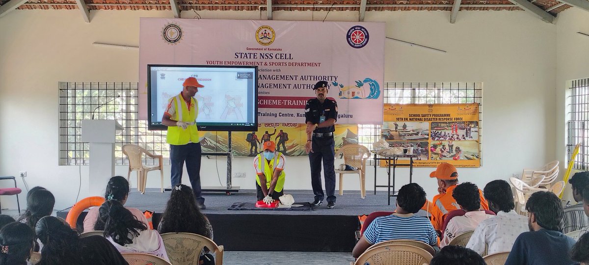 10NDRF's tweet photo. "Preparing the next generation for disaster response! 10th NDRF conducted DM trg. to Yuva Apada Mitra team at Youth Training Centre,Kumbalgodu, Bengaluru-Dist.(KA).
Total 130 personnel benefited
🫁CPR
🌊Flood
🌎Earthquake
@NDRFHQ
@ANI 
@PIBBengaluru https://t.co/dqCCLYxMyY