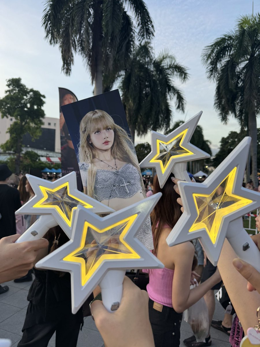 thegreatlalisa's tweet image. lisa’s lightstick is so freaking pretty like literally best one