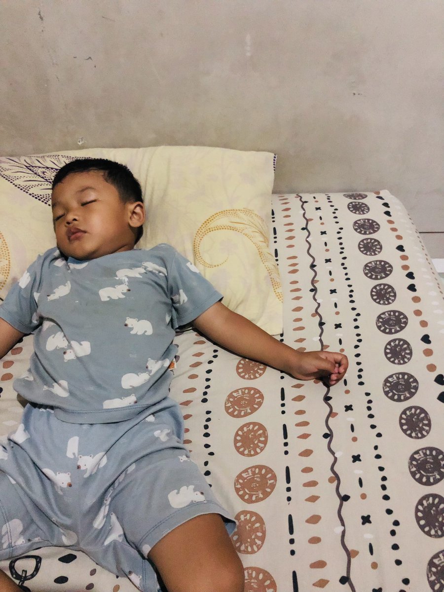 khansassh's tweet photo. Tidur sendiri tanpa ditemani. Yg buat sedih, sebelumnya ngerengek minta kerupuk tapi gak dikasih (krn sudah makan kerupuk), habis makan main di kamar. Ibuk masih ngerjain custom. Biasanya ngajak tidur..
Huhu
Jd merasa bersalah td marahin dia krn ngerengek minta kerupuk. https://t.co/NsllI4OVtm