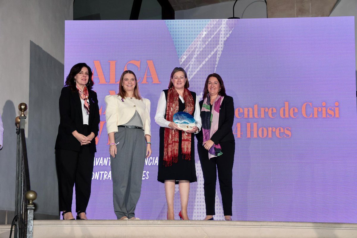 👏 La consellera de Benestar Social <a href="/EscandellCarol/">Carol Escandell 🦎🐚🌊🧘‍♀️</a> ha recollit el premi atorgat al Consell d'Eivissa per <a href="/IB_Dona/">IBdona</a> valorant la feina de l'equip i l’impuls del model d’atenció especialitzada a la violència sexual a l’illa amb la creació del Centre de Crisi d’Eivissa. 
Enhorabona!
