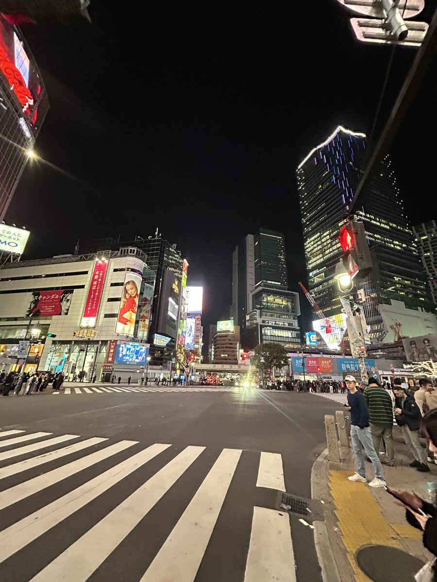 usa_condon_1970's tweet image. 夜の渋谷ｽｸﾗﾝﾌﾞﾙ交差点🍂✨

#いまここ