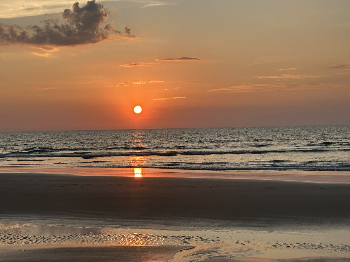 Deep0's tweet photo. As I walked along the Varca shoreline during sunset, it felt as though the sky was painting a new masterpiece every few moments. Shades of gold melting into orange, pink dissolving into purple, and then a quiet blue settling in—each colour arriving and leaving like a visitor. https://t.co/gAwSwq4reu