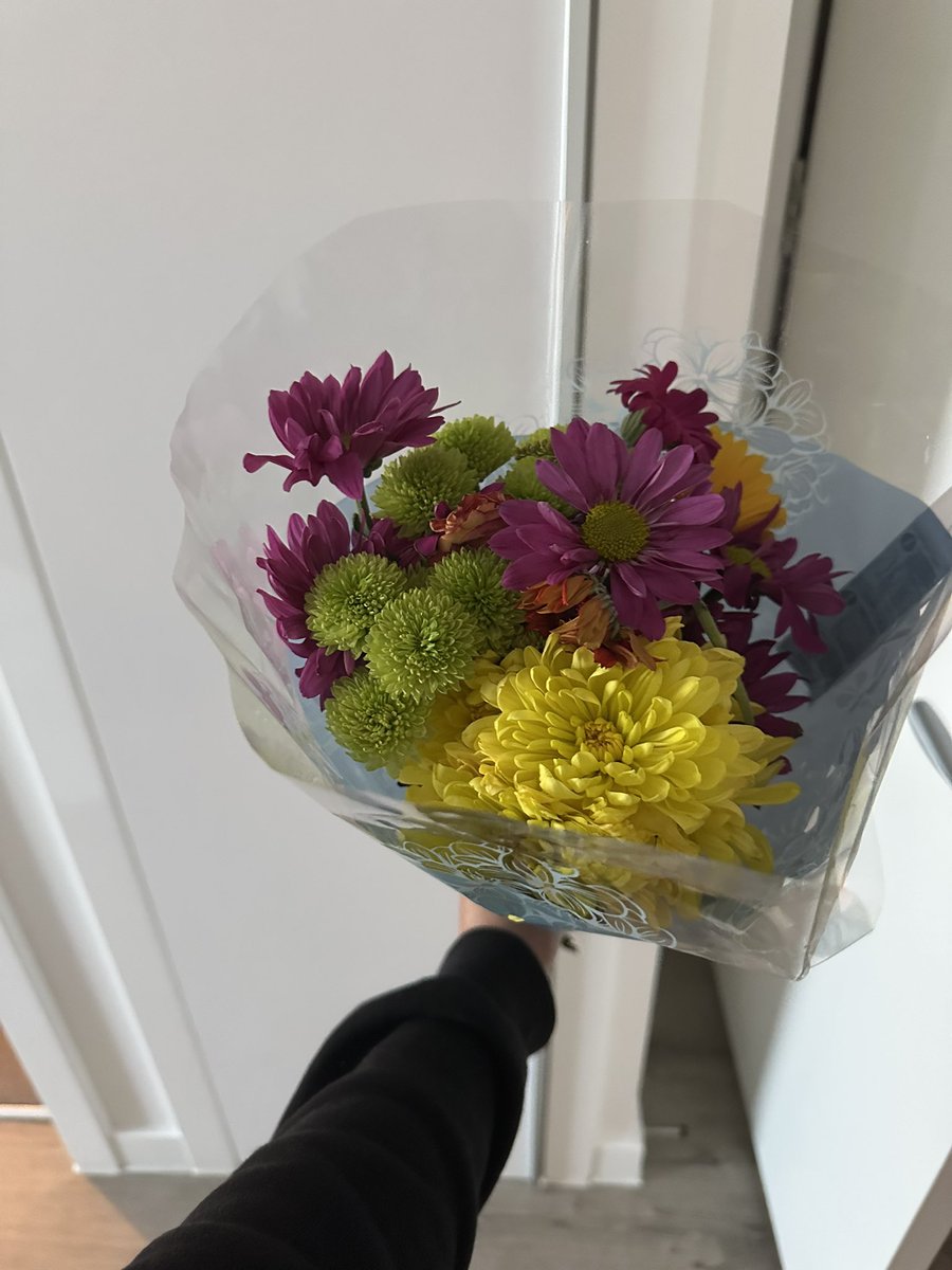 Que me regale flores porque sí, siempre será mi sensación favorita 🥹💐.
