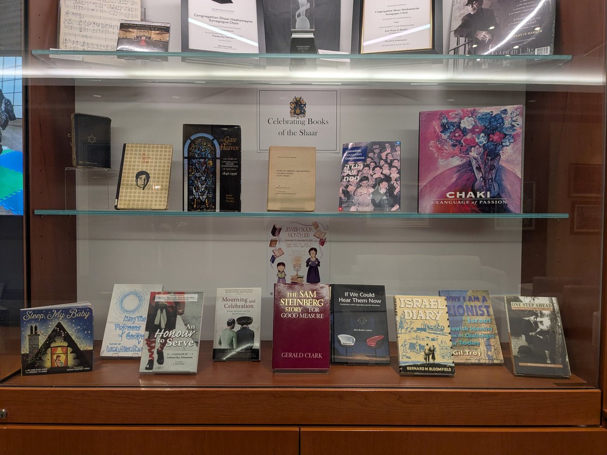 srour_hannah's tweet image. #JewishBookMonth100 display at Congregation Shaar Hashomayim, featuring books about the synagogue, and books by members of our community 📚

@JewishBook #JewishBookMonth