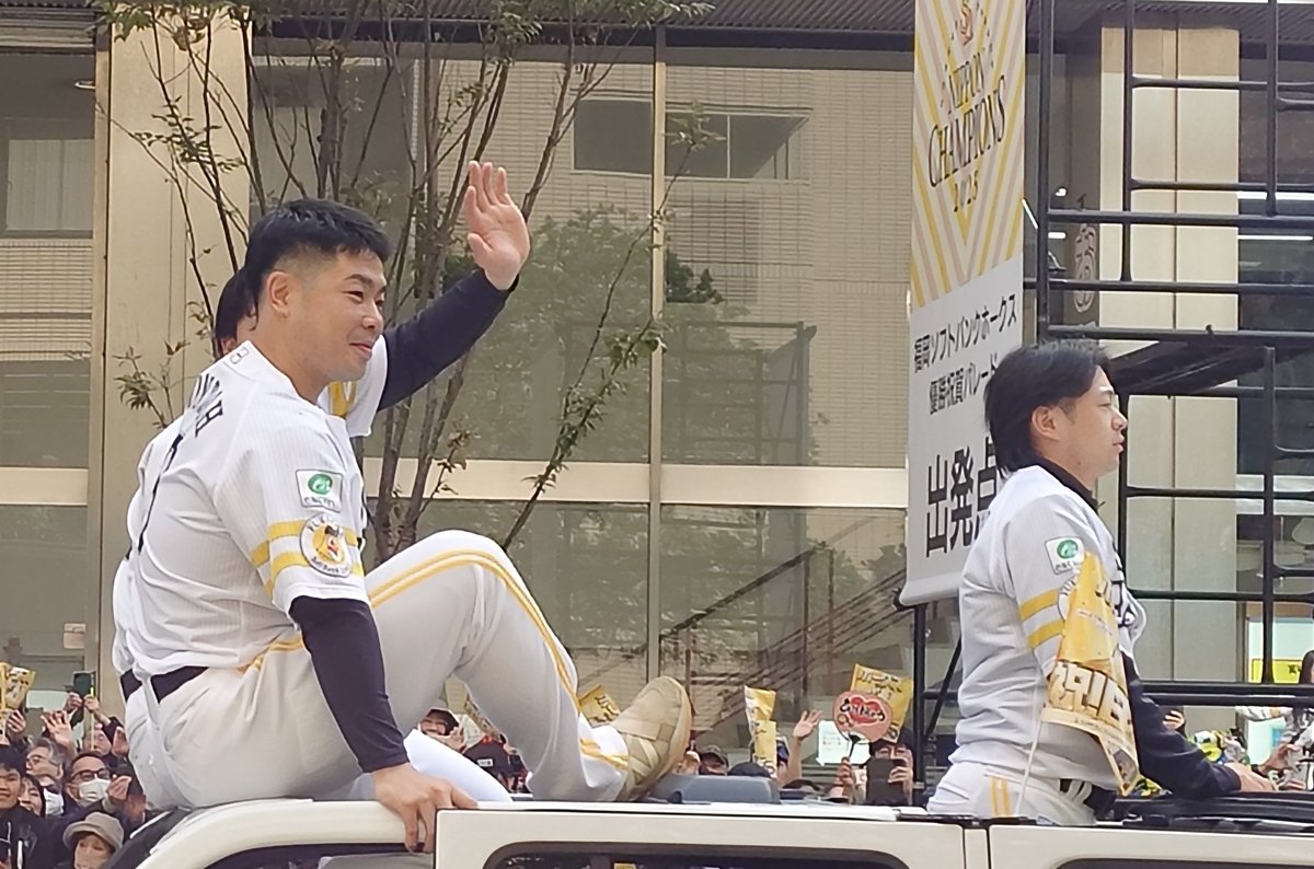 kk47912ky's tweet image. 時系列順に並べてるんだけど、結局脚を戻した近ちゃん。

…何だったんだろう？

#全員が日本一のPS
#sbhawks
#近藤健介