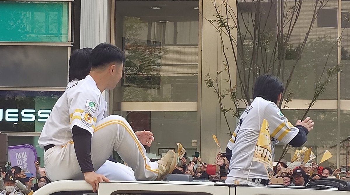 kk47912ky's tweet image. お行儀が悪くなる近ちゃん
（イジってごめんなさい）

#全員が日本一のPS
#sbhawks
#近藤健介