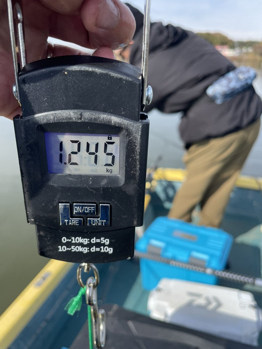 11月24日(月)の霞水系上野沼状況 
 
釣行時間:6:40〜11:40
水温:10.4〜11.3℃
風速:0〜2m 
水質:ターンオーバー気味
平均水位:減水気味
釣果:46㎝1尾 (相方は魚雷1本)
ルアー:TN60
エリア:知る人ぞ知る沖のハードボトムのピン

最後の11:25の最後の一投で釣れたドラマフィッシュ🐟