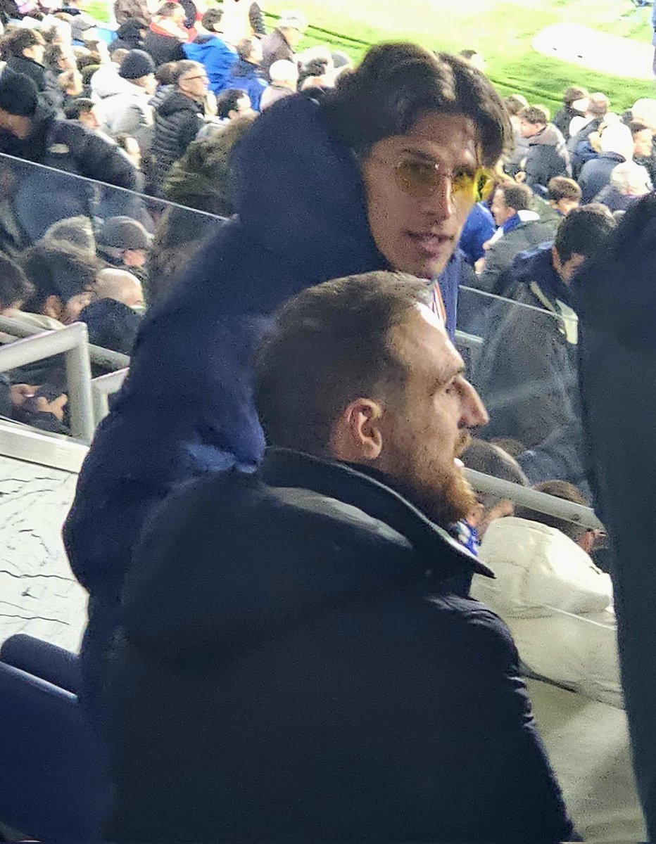 IvaanBlanco26's tweet image. Hablemos de Giuliano ayer con las gafas amarillas en la grada de el Coliseum.

Marcos Llorente de verdad ha creado un ejercito.