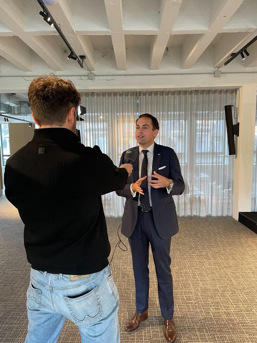 De Wever pleegt dubbele woordbreuk:
1. Hij voert nóg meer taksen in.
2. De begroting is nóg steeds niet op orde.

De hardwerkende Vlaming betaalt hier, onder meer via een duurdere gasfactuur, de prijs voor. Dit is een aanslag op de koopkracht van iedereen die werkt, spaart en