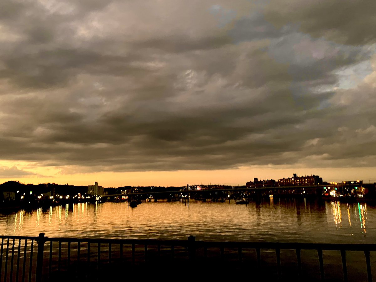 【#photo 2025 early winter】
🌊🌅🐦‍⬛
#写真 #夕日 #海
